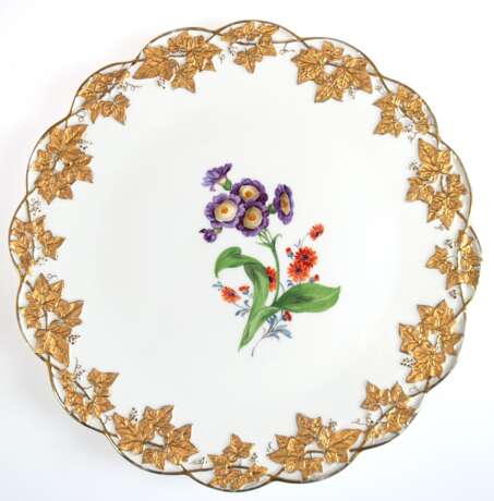 Meissen-Prunktortenplatte, 1. Wahl, mit polychromer Blumenmalerei und vergoldetem Reliefrand mit Weinranken, min. berieben, Dm. 32 cm - photo 1