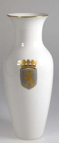 KPM-Vase, Schauseite mit Berliner Wappen in Gold und Silber, Goldrand, blaue Zeptermarke und roter Reichsapfel, H. 39,5 cm - Foto 1