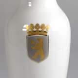 KPM-Vase, Schauseite mit Berliner Wappen in Gold und Silber, Goldrand, blaue Zeptermarke und roter Reichsapfel, H. 39,5 cm - Foto 1