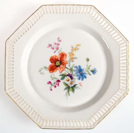 KPM-Teller, mit Korbrand, achteckiger Rand, im Spiegel polychrome Blumenmalerei, Dm. 25,5 cm - Foto 1