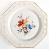 KPM-Teller, mit Korbrand, achteckiger Rand, im Spiegel polychrome Blumenmalerei, Dm. 25,5 cm - Foto 1
