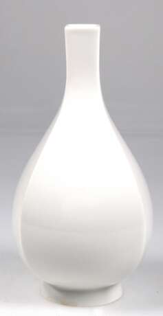 KPM-Vase, Berlin, weiß, Entwurf Trude Petri, gebauchter vierkantiger Korpus, H. 23,5 cm - photo 1