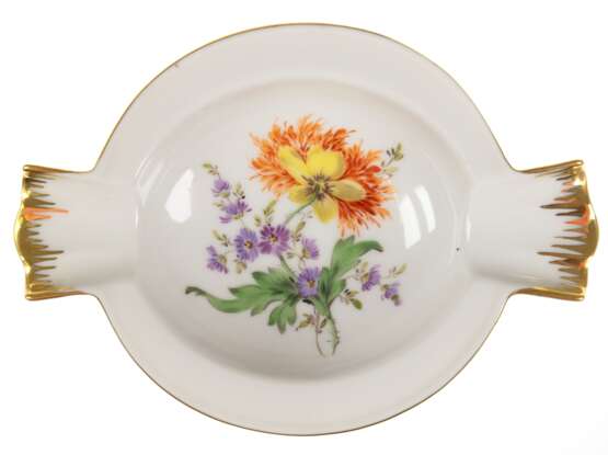 Meissen-Aschenbecher mit 2 Ablagen, Bunte Blume 2 mit Goldrand und Goldstaffage, blaue Schwertermarke mit 4 Schleifstrichen, L. 14 cm - Foto 1