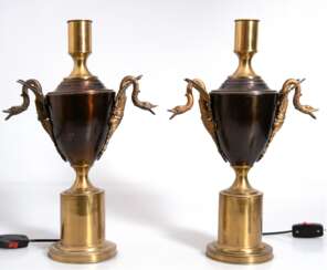Paar Tischlampen-Füße in Vasenform auf Messing-Sockel, Vasenkorpus dunkel patiniert, beidseitig plastische Schwanenhälse, 1-flammig, H. 48 cm