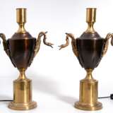 Paar Tischlampen-Füße in Vasenform auf Messing-Sockel, Vasenkorpus dunkel patiniert, beidseitig plastische Schwanenhälse, 1-flammig, H. 48 cm - photo 1