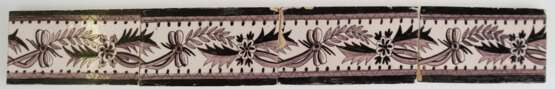 Konvolut von 44 Bordüre-Fliesen, Fries 1780, mit floralem Dekor, teilweise am Rand best., je 6,5x13 cm - photo 1