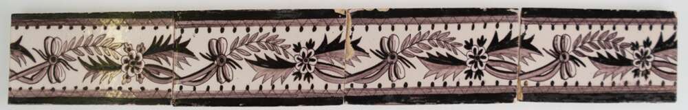 Konvolut von 44 Bordüre-Fliesen, Fries 1780, mit floralem Dekor, teilweise am Rand best., je 6,5x13 cm - photo 1