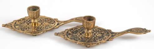 Paar Messing-Kerzenhalter, Frankreich um 1900, 1-kerzig, Floralrelief, z.T. dunkel patiniert, mit Handhabe, L. 22 cm - photo 1