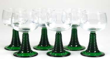 6 Moselweingläser, um 1960, 0,2 l, grüner geriffelter Fuß mit farbloser Kuppa, H. 14 cm
