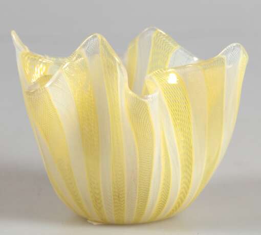 Fazzaletto-Vase, Murano, 50er Jahre, sign. Venini, mit gelben und weißen Fadennetzbändern, H. 6 cm, Dm. 10 cm - photo 1