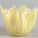 Fazzaletto-Vase, Murano, 50er Jahre, sign. Venini, mit gelben und weißen Fadennetzbändern, H. 6 cm, Dm. 10 cm - photo 1