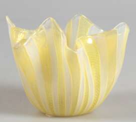 Fazzaletto-Vase, Murano, 50er Jahre, sign. Venini, mit gelben und weißen Fadennetzbändern, H. 6 cm, Dm. 10 cm