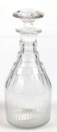 Empire-Karaffe, Klarglas, Facettenschliff, eingeschliffener Stopfen am Ende best,, Ges.-H. 22 cm - photo 1