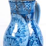 Birnkrug, 18. Jh., Fayence, mit vollflächiger Floral- und Ornamentalmalerei in Blau auf hellblauem Grund, Zinn-Deckel mit Riß, Krug sehr stark repariert (Hals, Henkel und Stand), Ges.-H. 27 cm - photo 1