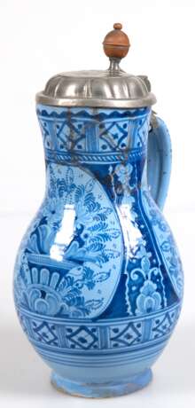 Birnkrug, 18. Jh., Fayence, mit vollflächiger Floral- und Ornamentalmalerei in Blau auf hellblauem Grund, Zinn-Deckel mit Riß, Krug sehr stark repariert (Hals, Henkel und Stand), Ges.-H. 27 cm - photo 1