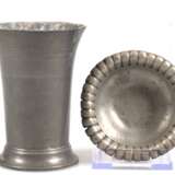 2 Teile Zinn, 19./20. Jh., dabei Schälchen mit geripptem Rand, dat. 1856, Dm. 8,5 cm und Becher, H. 10,5 cm, Gebrauchspuren - photo 1