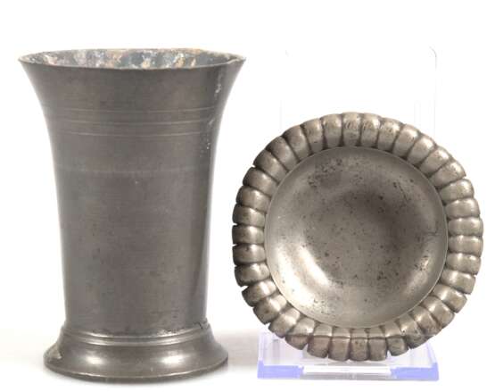 2 Teile Zinn, 19./20. Jh., dabei Schälchen mit geripptem Rand, dat. 1856, Dm. 8,5 cm und Becher, H. 10,5 cm, Gebrauchspuren - photo 1