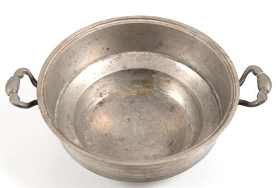 Zinn-Schale, 2 seitl. Henkel, Engelsmarke, Dm. 17,5 cm - photo 1