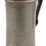 Zinn-Krug, 19. Jh., zylindrische Wandung mit Rillendekor, Bandhenkel, Daumendrücker mit Besitzermonogr., Deckelrand mit kl. Riß, Ges.-H. 25 cm - photo 1