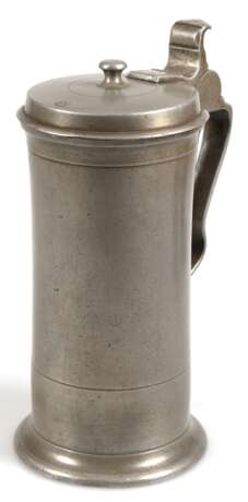 Zinn-Krug, 19. Jh., zylindrische Wandung mit Rillendekor, Bandhenkel, Daumendrücker mit Besitzermonogr., Deckelrand mit kl. Riß, Ges.-H. 25 cm - photo 1