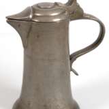 Zinn-Schnabelstitze, 18. Jh., Rillendekor, gedellt, Deckel und Bandhenkel mit Reparaturlötstellen, Ges.-H. 25 cm - photo 1