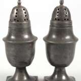 2 Zinn-Streuer, gedellt und Gebrauchspuren, H. 13 cm und 13,5 cm - Foto 1
