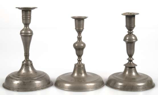 3 diverse Zinn-Leuchter, 18,/19. Jh., 1-kerzig, 1x datiert 1768, Gebrauchspuren, H. 16 cm - 18 cm - фото 1
