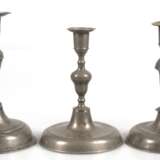 3 diverse Zinn-Leuchter, 18,/19. Jh., 1-kerzig, 1x datiert 1768, Gebrauchspuren, H. 16 cm - 18 cm - фото 1