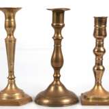 3 div. Messing-Leuchter, 19. Jh., 1-kerzig, mit rundem, quadratischem bzw. rechteckigem Stand, gegliederter Schaft, H. 19,5 cm - 21 cm - photo 1