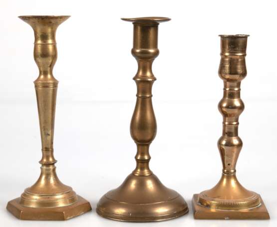 3 div. Messing-Leuchter, 19. Jh., 1-kerzig, mit rundem, quadratischem bzw. rechteckigem Stand, gegliederter Schaft, H. 19,5 cm - 21 cm - photo 1