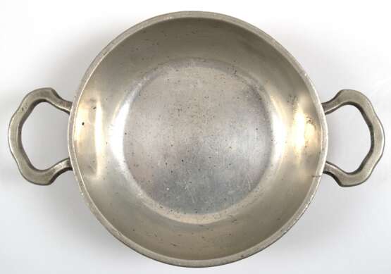 Kleine Zinn-Schale, 19. Jh., mit 2 seitl. Henkeln, Dm. 12,5 cm - photo 1