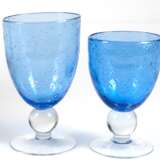 2 Gläser, blaue Kuppa mit Lufteinschlüssen, H. 13 cm und 15 cm - photo 1