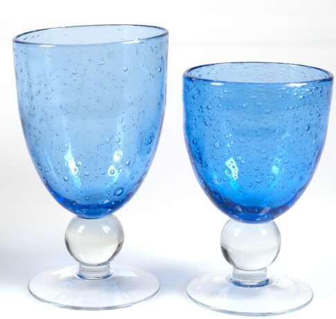 2 Gläser, blaue Kuppa mit Lufteinschlüssen, H. 13 cm und 15 cm - photo 1
