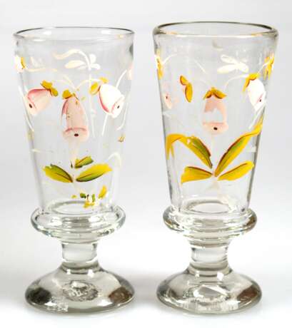 2 Biedermeier-Gläser, konische Kuppa mit floraler Emailmalerei (etwas berieben), H. 14,5 cm - Foto 1