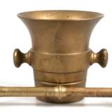 Messing-Mörser mit Pistill, 2 seitl. Handhaben, Gebrauchspuren, H. 12,5 cm, Pistill-L. 19,5 cm - Foto 1