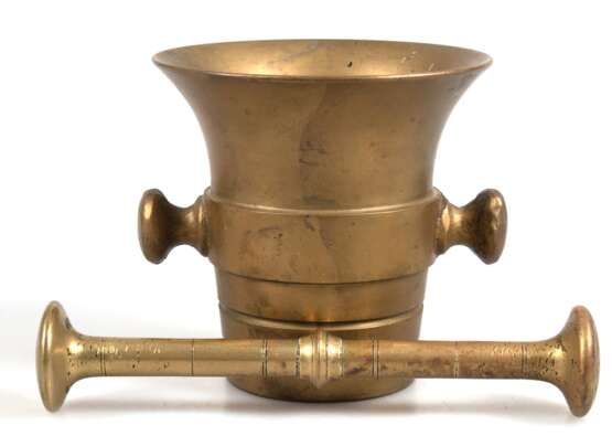 Messing-Mörser mit Pistill, 2 seitl. Handhaben, Gebrauchspuren, H. 12,5 cm, Pistill-L. 19,5 cm - Foto 1