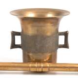 Messing-Mörser mit Pistill, 2 seitl. Henkel, Rillendekor, H. 11 cm, Pistill-L. 20 cm - Foto 1