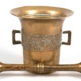 Messing-Mörser mit Pistill, 2 seitl. Henkel, Rillendekor, H. 13,5 cm, Pistill-L. 21 cm - Foto 1