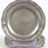 4 kleine Zinn-Teller/Untersetzer, geschweifter Rand mit Fadendekor, Dm. 12 cm - photo 1