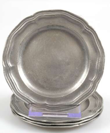 4 kleine Zinn-Teller/Untersetzer, geschweifter Rand mit Fadendekor, Dm. 12 cm - photo 1
