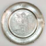Zinn-Teller, datiert 1782, Spiegel mit ziselierter figürlicher Darstellung "Dame mit Fächer", Dm. 24 cm - photo 1