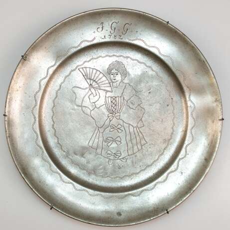 Zinn-Teller, datiert 1782, Spiegel mit ziselierter figürlicher Darstellung "Dame mit Fächer", Dm. 24 cm - photo 1