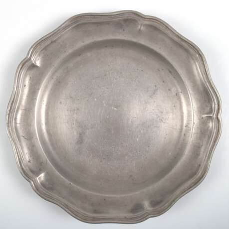 Zinn-Teller, 19. Jh., geschweifter Rand mit Rillendekor, Gebrauchspuren, Dm. 23,5 cm - фото 1