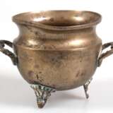 Kleine Messing-Schale, 19. Jh., auf 3 Füßen, 2 seitl. Henkel, gedellt, H. 8,5 cm, Dm. 9 cm - Foto 1