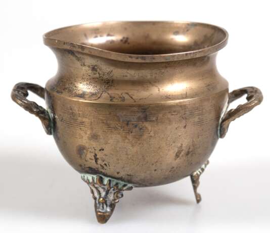 Kleine Messing-Schale, 19. Jh., auf 3 Füßen, 2 seitl. Henkel, gedellt, H. 8,5 cm, Dm. 9 cm - Foto 1