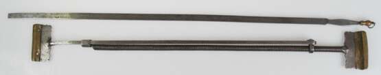 Webspanner und Meßlatte, um 1800, Eisen mit Messing, handgeschmiedet, Webspanner aus 2 Stangen bestehend, davon 1x mit Gewinde, L. ca. 57 cm - 100 cm, Meßlatte Ges.-L. 68 cm - photo 1