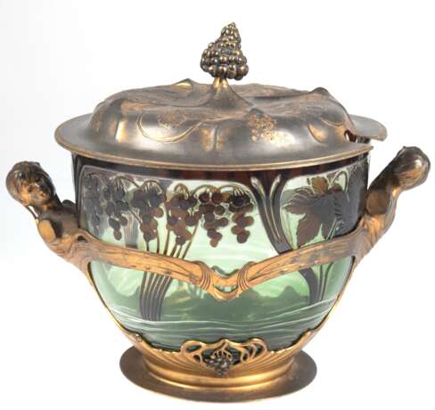 Jugendstil-Bowle, Orivit AG Köln Ehrenfeld, um 1900, Zinn mit Restvergoldung, mit originalem Überfangglas-Einsatz, Deckel mit Traubendekor und Traube als Bekrönung, seitliche Handhaben in Form von Büsten eines Mädchens b… - фото 1