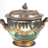 Jugendstil-Bowle, Orivit AG Köln Ehrenfeld, um 1900, Zinn mit Restvergoldung, mit originalem Überfangglas-Einsatz, Deckel mit Traubendekor und Traube als Bekrönung, seitliche Handhaben in Form von Büsten eines Mädchens b… - фото 1