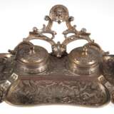 Schreibtischablage, um 1900, Metall, reich floral und figürlich reliefiert, Tintenfässer mit Glaseinsätzen, innen korrodiert, 10,5x23,5x17 cm - фото 1
