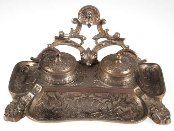 Schreibtischablage, um 1900, Metall, reich floral und figürlich reliefiert, Tintenfässer mit Glaseinsätzen, innen korrodiert, 10,5x23,5x17 cm - фото 1